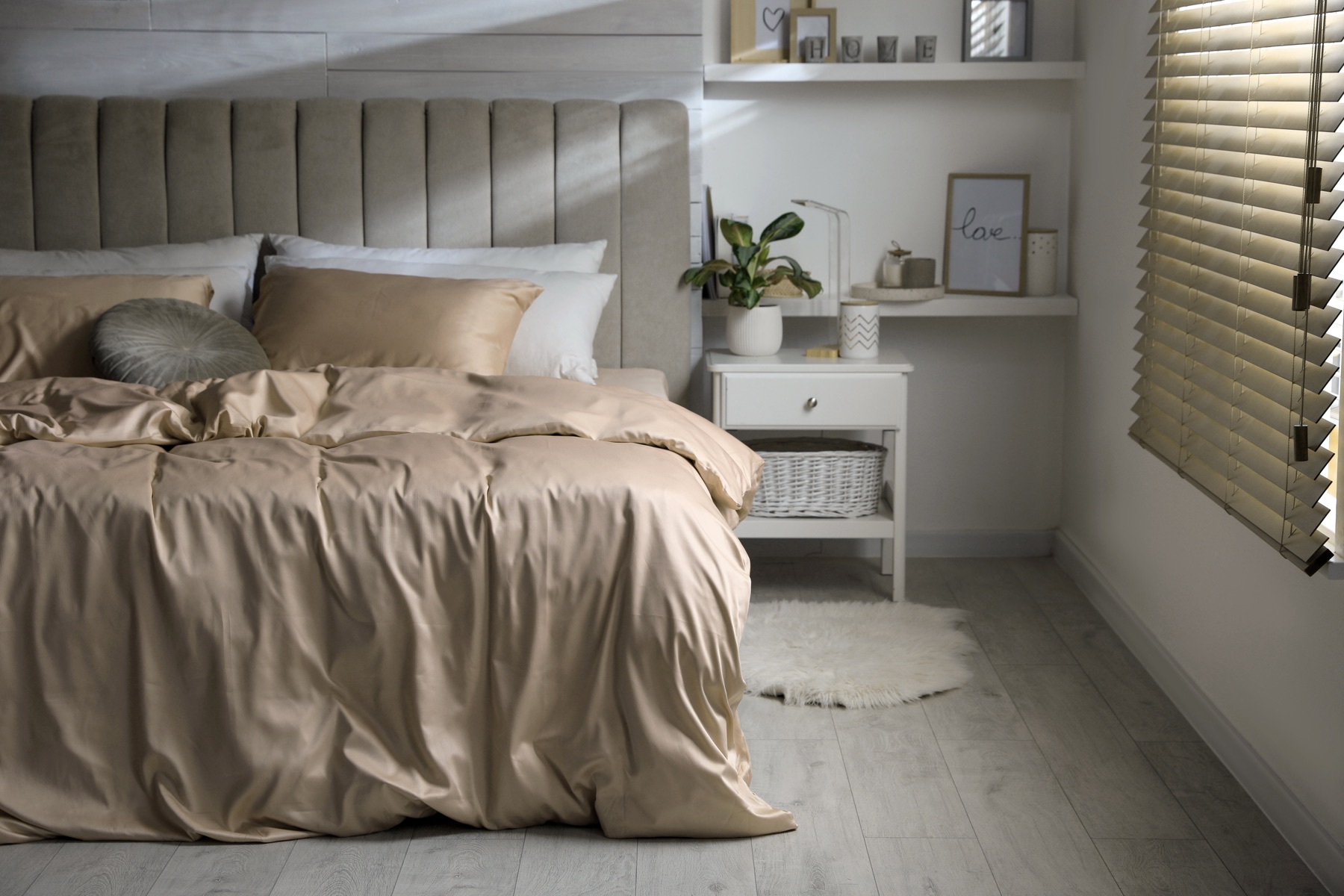 Sfeervolle slaapkamer met een zacht beige dekbedovertrek