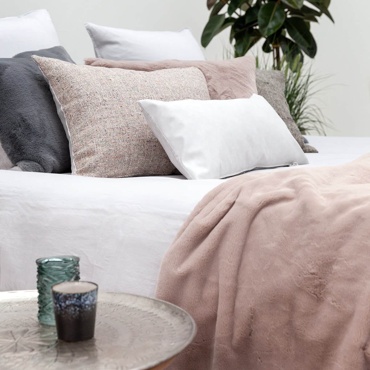 Mrs.Me Sierkussen Caprice Imitatiebont Soft Pink 45 x 60 cm