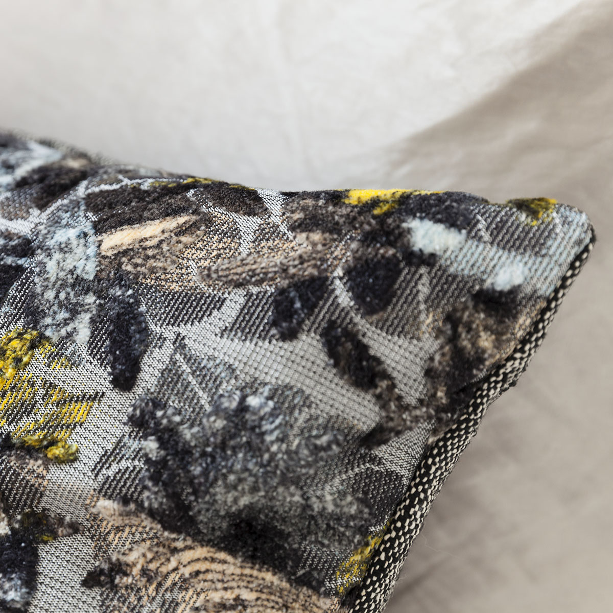 Mrs.Me Sierkussen Tiger Velours Multiblack 45 x 60 cm