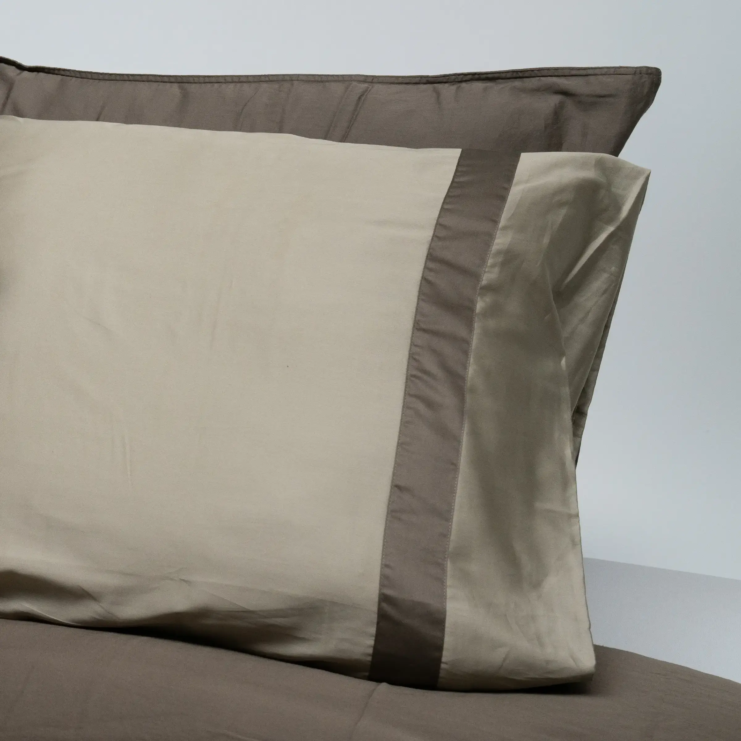 Dommelin Kussensloop Listra Satijn 300TC Olijf - Leem 60 x 70 cm