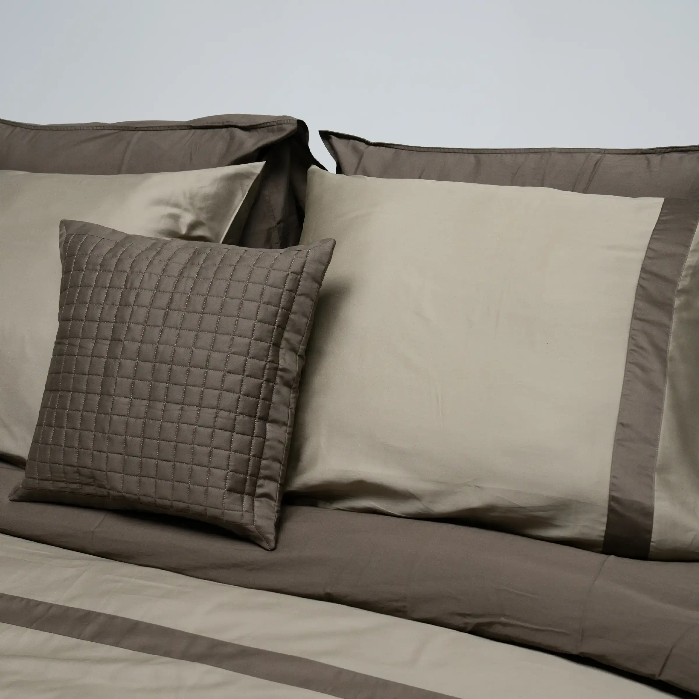 Dommelin Dekbedovertrekset Listra Satijn 300TC Olijf - Leem