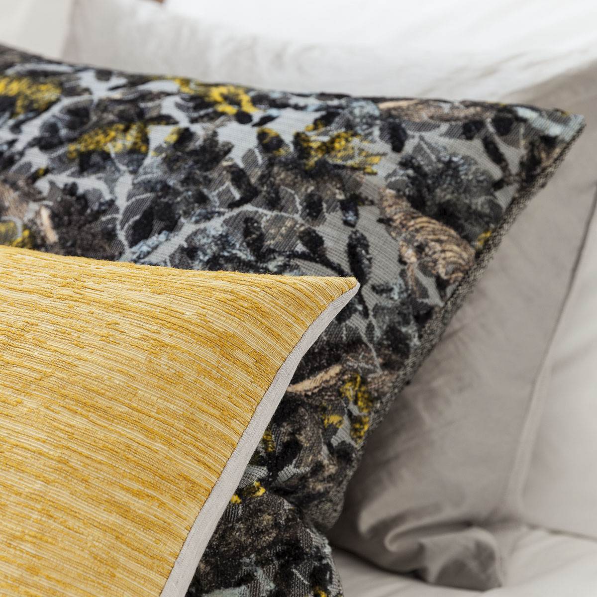 Mrs.Me Sierkussen Tiger Velours Multiblack 45 x 60 cm