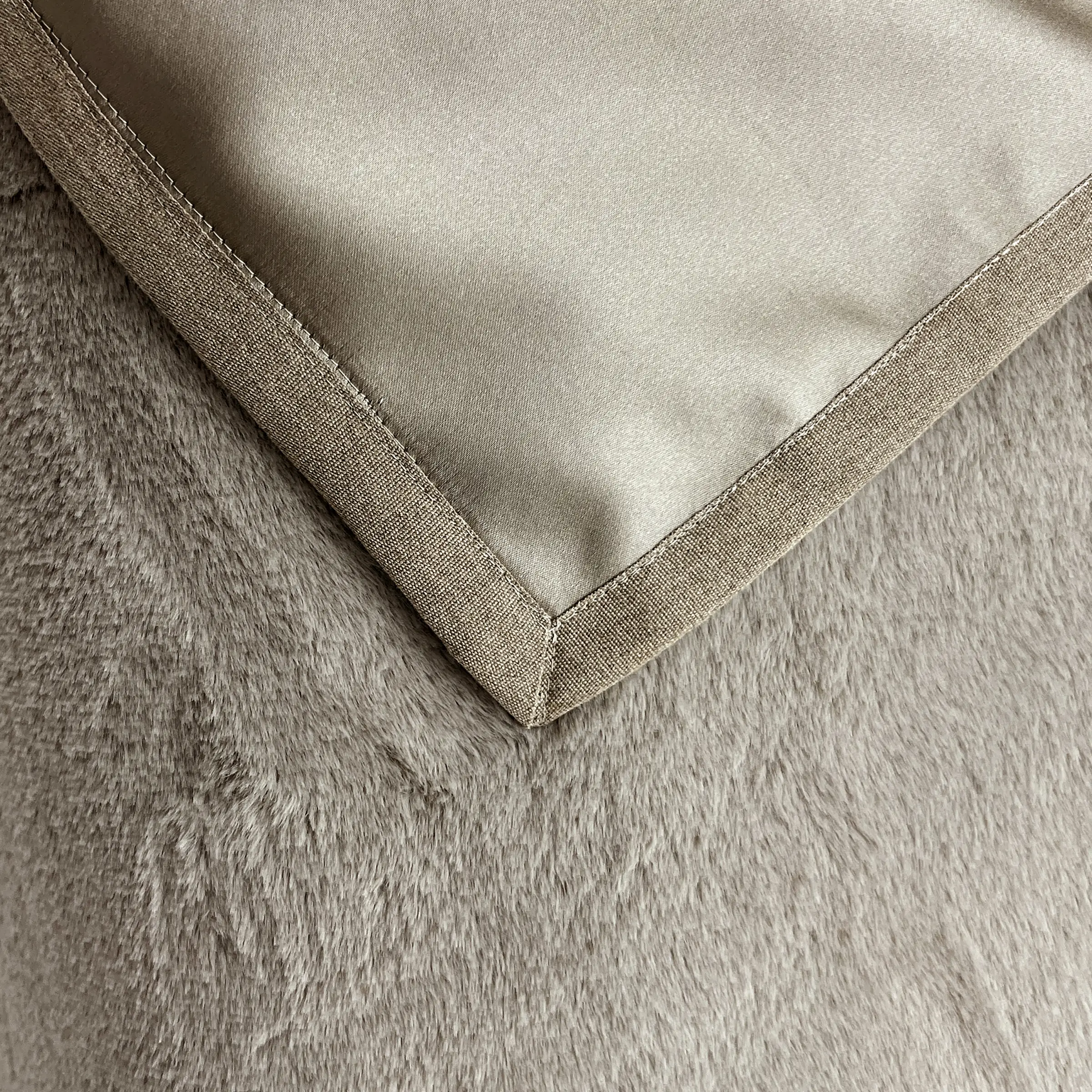 Mrs.Me Bedeind Sprei Brush Imitatiebont Taupe 140 x 300 cm