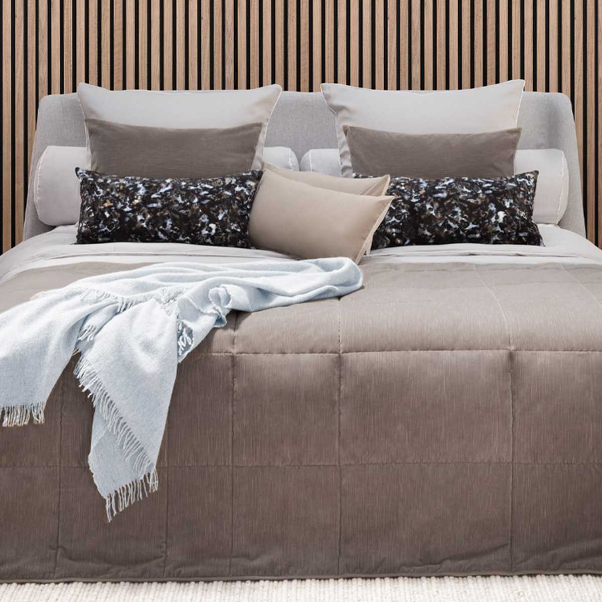 Mrs.Me Sierkussen Hero Velours Taupe 45 x 60 cm