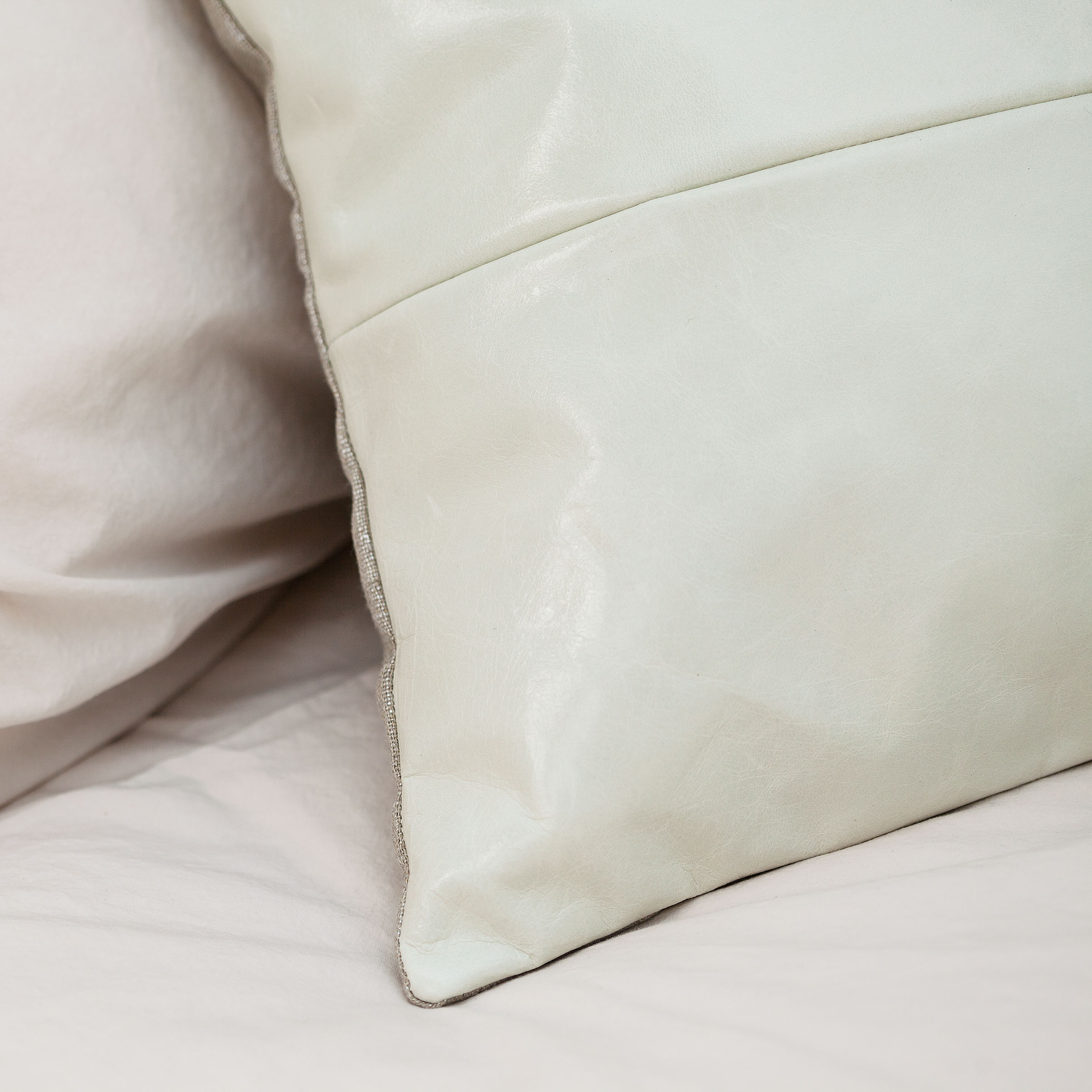 Mrs.Me Sierkussen Pavilion Leer Milk 30 x 60 cm