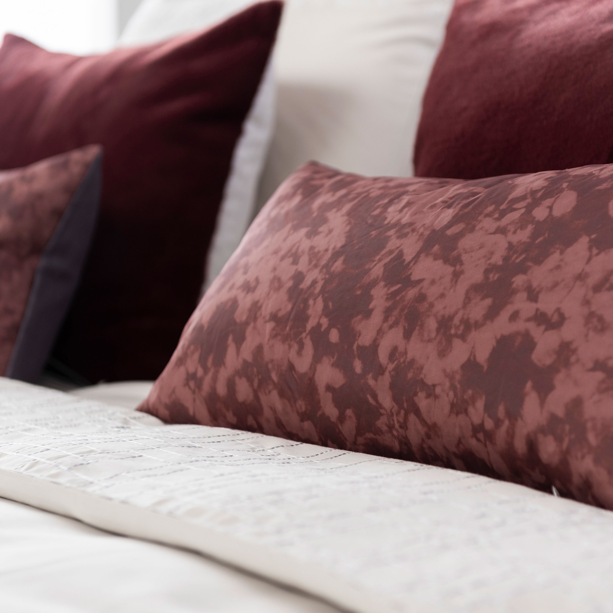 Mrs.Me Sierkussen Foliage Recycled PL Burgundy 30 x 60 cm