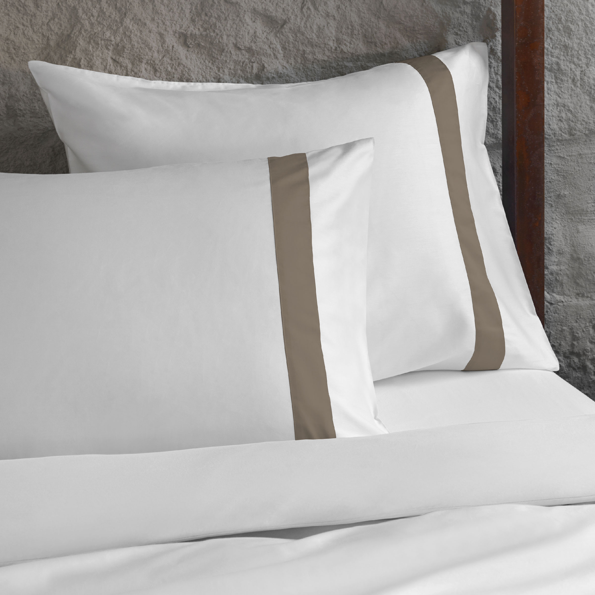 Dommelin Kussensloop Listra Satijn 300TC Wit - Nootmuskaat 60 x 70 cm