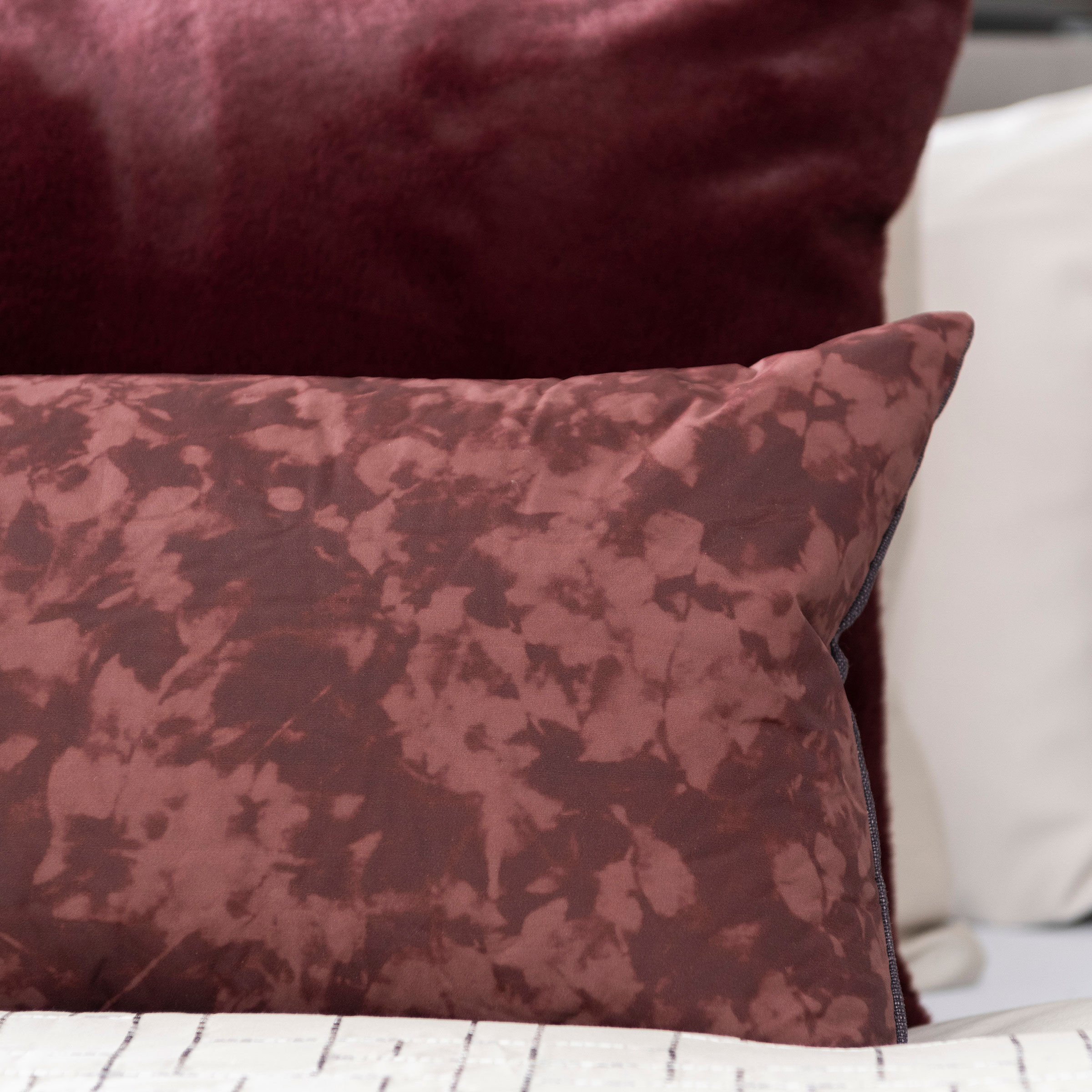 Mrs.Me Sierkussen Foliage Recycled PL Burgundy 30 x 60 cm