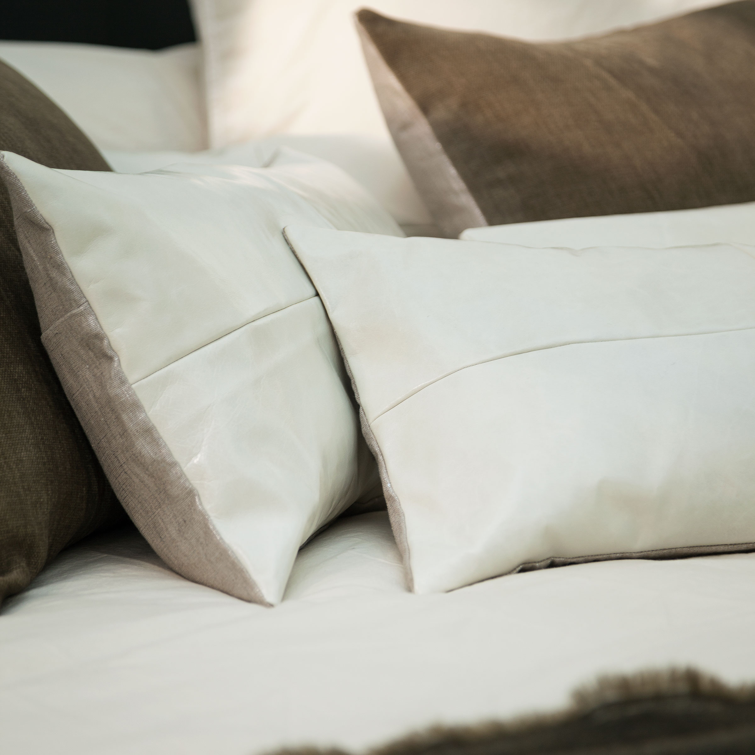 Mrs.Me Sierkussen Pavilion Leer Milk 30 x 60 cm